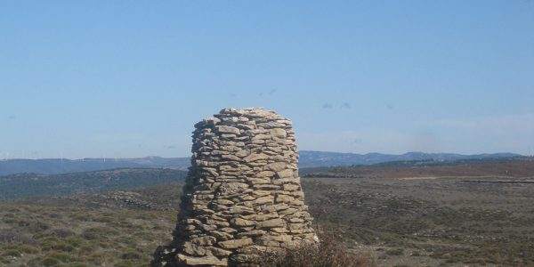 Mojón en el camino desde San Juan a Cantavieja