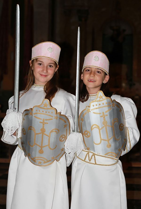 niñas vestidas de ángel
